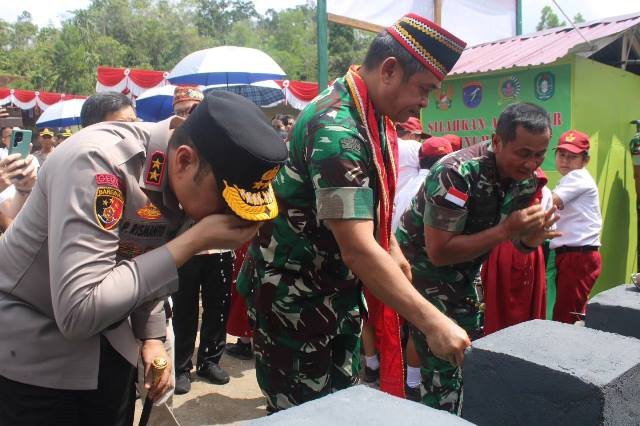 Kasad Jenderal TNI Maruli Simanjuntak didampingi Pangdam XII/Tpr Mayjen TNI Iwan Setiawan dan Kapolda Kalbar Irjen Pol Pipit Rismanto meresmikan sarana air bersih program TNI AD Manunggal Air di Jagoi Babang Kabupaten Bengkayang, Kamis (25/1). Foto: tmB