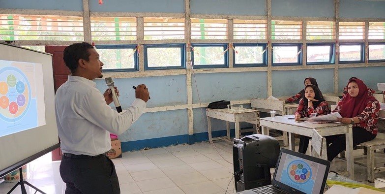 Pergantian kepemimpinan sering dianggap sebagai kunci perubahan kebijakan, dan hal ini telah menjadi pandangan umum di masyarakat. Banyak orang meyakini bahwa setiap aturan yang berlaku akan mengalami perubahan sejalan dengan pergantian pemimpin, karena dianggap memiliki unsur politik yang sesuai dengan kepentingan pemegang jabatan. Dalam konteks pendidikan, kurikulum selalu mengalami perubahan bergantung pada siapa yang menjabat sebagai Presiden atau Menteri.