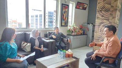 Bawaslu Kubu Raya saat mendatangi BRI mempertanyakan honor PTPS Kubu Raya yang belum cair. Foto: dian