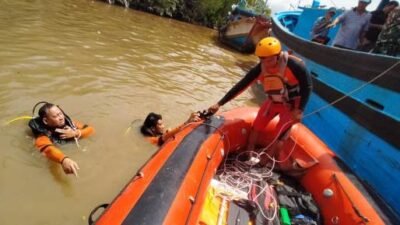 Bocah cilik di Sambas tenggelam saat memancing di Pelabuhan Penjajab pada Rabu (7/2) siang. Namun Ar yang berusia 8 tahun ini akhirnya berhasil ditemukan tim SAR gabungan, Sabtu (10/2). Foto: ist/SAR/tmB