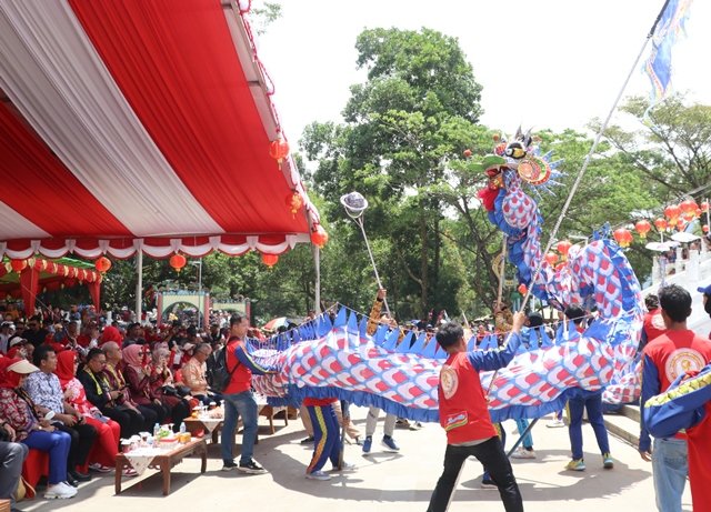 Kendati event Cap Go Meh tidak sebesar tahun lalu, namun kemeriahannya menjadi daya tarik wisatawan dalam dan luar negeri yang datang ke Singkawang saat perayaan Cap Go Meh di Vihara Thai Pak Kung Singkawang, Sabtu (24/2). Foto: uck