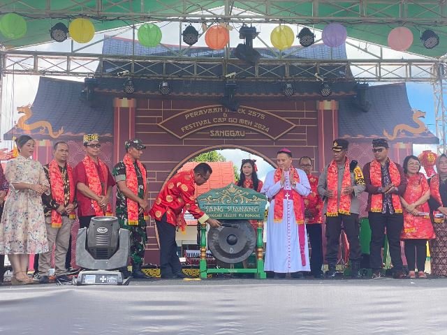Pj Bupati Sanggau Suherman saat membuka perayaan Imlek dan Cap Go Meh di Sanggau, Sabtu (24/2)