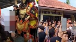 DEMO TATUNG PAKAIAN MUSLIM DI PEMANGKAT DEMO TATUNG PAKAIAN MUSLIM DI PEMANGKAT