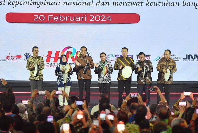 Presiden Joko Widodo bersama Ketua MPR, Ketua Dewan Pers, Ketua PWI saat membuka puncak perayaan Hari Pers Nasional (HPN) di Jakarta, Selasa (20/2). Kesempatan itu Jokowi menyatakan telah menanda tangani Perpres Publisher Right