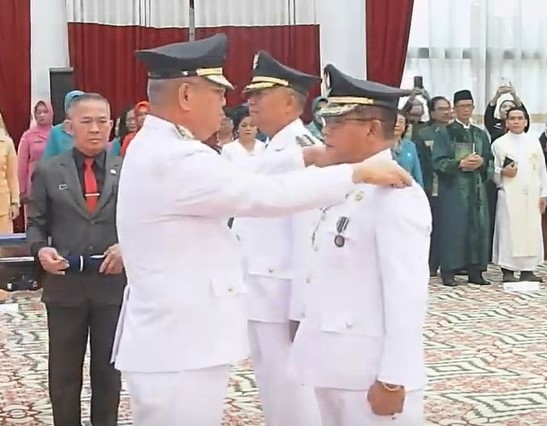 Pj Gubernur Kalbar Harrison saat melantik Pj Bupati Kubu Raya dan Pj Bupati Sanggau, Senin (19/2). Dan peringatan keras bagi pejabat yang tidak mendukung Pj Bupati siap - siap diganti. Foto: tmB