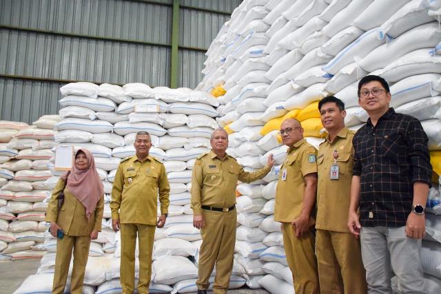 Pj Gubernur Kalbar Harrison bersama Pj Bupati Kubu Raya Kamaruzaman saat meninjau gudang beras milik swasta di Parit Bugis Sui Raya, Selasa (27/2). Bulog pun juga diingatkan untuk menjaga stok beras SPHP di pasaran