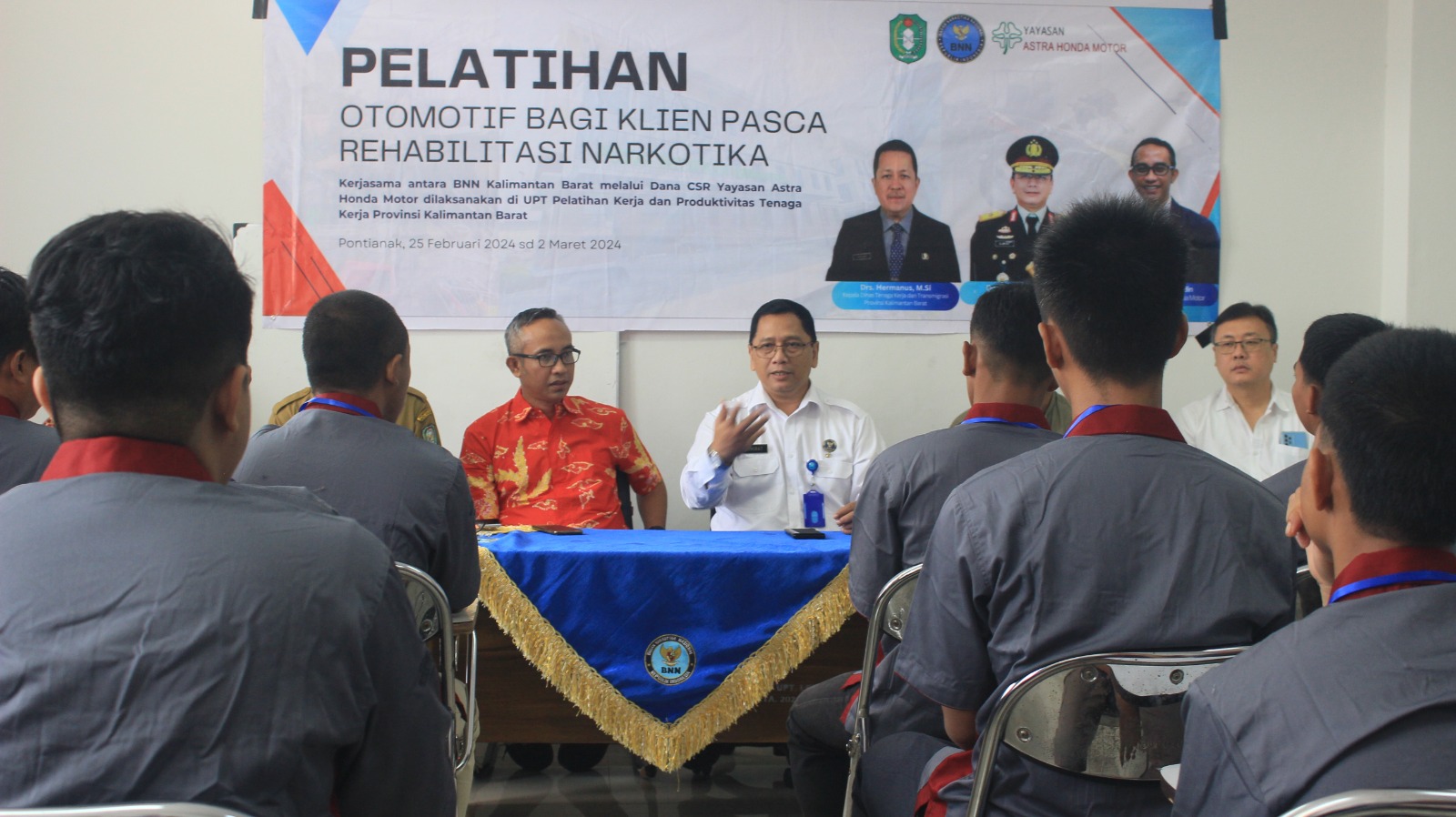 Staf Ahli Bidang Sosial dan SDM Pemprov Kalbar Alexander Rombonang dan Kepala BNNP Kalbar Brigjen Pol Sumirat saat membuka pelatihan otomotif kepada 30 mantan pecandu narkoba yang berlangsung sejak 25 Februari - 5 Maret. Foto: ist/tmb