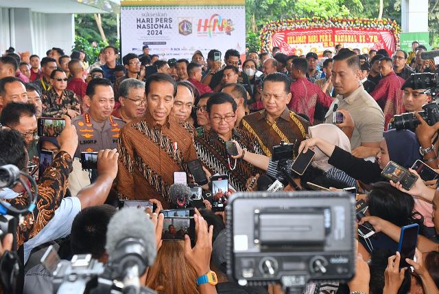 Presiden RI Joko Widodo yang juga didampingi Ketua MPR RI Bambang Soesatyo diwawancarai wartawan usai menghadiri perngatan Hari Pers Nasional pada Selasa (20/2). Bambang Soesatyo pun mengapresiasi langkah Jokowi telah menanda tangani Perpres Publishers Right