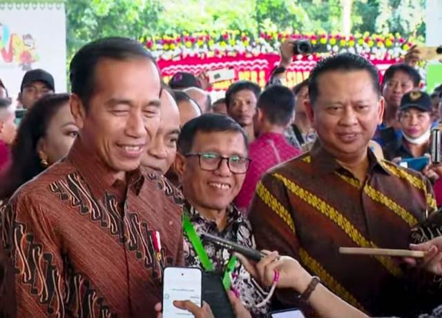 Presiden RI Joko Widodo saat diwawancarai wartawan usai menghadiri Hari Pers Nasional, Selasa ((20/2). Jokowi juga telah menyatakan menanda tangani Perpres Publishers Rights yang diharapkan untuk menciptakan bisnis media yang berkualitas dan sehat