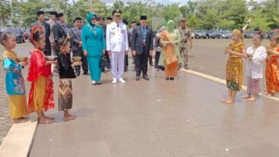 Pj Bupati Kubu Raya Sy Kamaruzaman bersama istri didampingi Sekda dan Kepala OPD disambut meriah dengan tarian tradisional di Kantor Bupati Kubu Raya usai dilantik oleh Pj Gubernur Kalbar Harrison, Senin (19/2)
