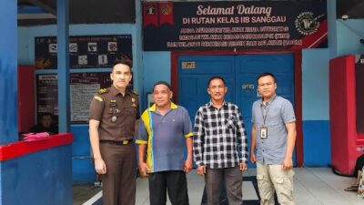 Kejaksaan Negeri Sanggau mengeksekusi putusan Pengadilan Tipikor Pontianak terhadap dua terdakwa korupsi peremajaan sawit rakyat di Rutan Kelas IIB Sanggau dan Rutan Kelas IIA Pontianak pada Senin (19/2). Foto: pek