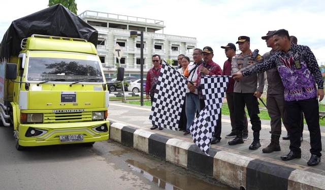 Plt Bupati Sanggau Yohanes Ontot, Ketua KPU dan Kapolres Sanggau melepas simbolis logistik Pemilu, Kamis (1/2) untuk ke-8 kecamatan. Foto: pek