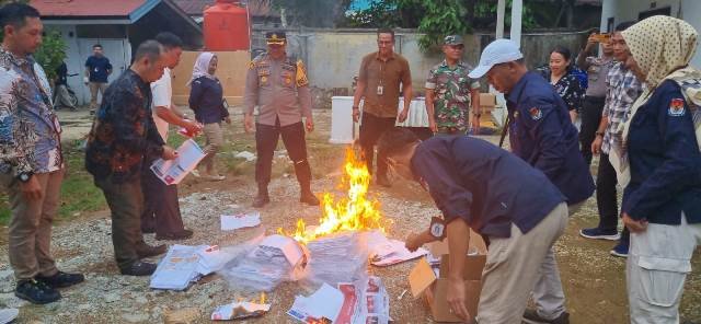 KPU Sanggau telah memusnahkan sebanyak 3.318 surat suara yang terdiri dari kelebihan jumlah pemenuhan surat suara Presiden dan surat suara rusak, Selasa (13/2). Foto: pek