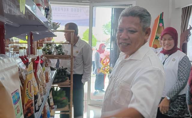 Bupati Kubu Raya Muda Mahendrawan saat resmikan toko kepong bakol Kubu Raya pada Rabu (7/2) yang menjual berbagai produk UMKM