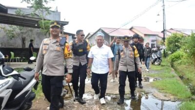 Bupati Kubu Raya Muda Mahendrawan dan Kapolres Kubu Raya AKBP Wahyu Jati Wibowo saat meninjau pelaksaaan Pemilu di TPS yang ada di Desa Ampera Raya batas antara Kubu Raya dan Pontianak, Rabu (14/2)