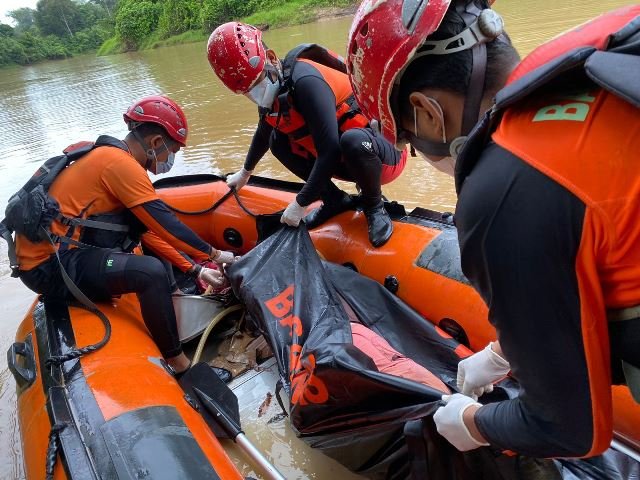 Nasib tragis dialami Nia Diana (38), perempuan Desa Nanga Nuar di Kecamatan Silat Hilir. Ia ditemukan tim SAR gabungan sudah dalam keadaan meninggal dunia di Sui Nuar, Jumat (2/2). Foto: ist/SAR/tmB