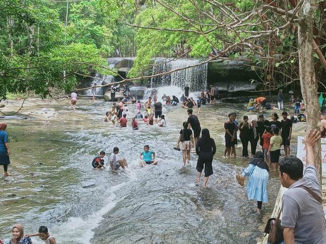Ribuan pengunjung padati obyek wisata Pancur Aji di Sanggau saat libur Imlek, Sabtu (10/2). Foto: pek