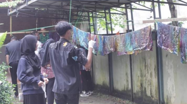 Pelajar Singkawang dilatih membatik dengan corak Tidayu, Kamis (1/2). Latihan dalam rangka workshop membatik ini sebagai salah satu upaya peningkatan jiwa creativepreneur. Foto: uck