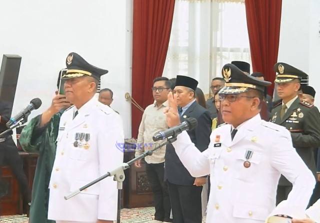 Pj Gubernur Kalbar Harrison atas nama Presiden RI melantik Pj Bupati Kubu Raya Sy Kamaruzaman dan Pj Bupati Sanggau Suherman, Senin (19/2). Foto: tmB