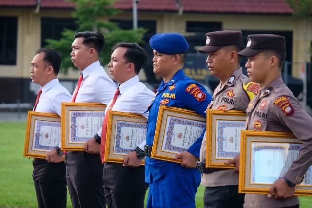 Delapan orang personel Saresnarkoba Polres Singkawang diganjar penghargaan karena telah berhasil mengungkap kasus narkoba. Penghargaan diserahkan langsung oleh Kapolda Kalbar Irjen Pol Pipit Rismanto yang diwakili Kasat Resnarkoba Polres Singkawang AKP Dwi Hariyanto Putro saat apel di Mapolda Kalbar, Senin (26/2). Foto: ist/uck