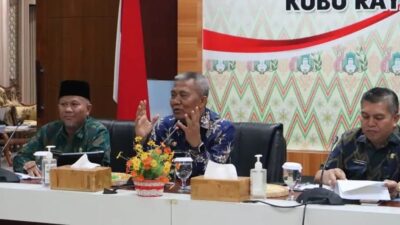 Pj Bupati Kubu Raya Sy Kamaruzaman saat memimpin rakor persiapan pelaksanaan MTQ X tahun 2024 tingkat kabupaten yang akan berlangsung di Kecamatan Kubu, Kamis (22/2). Foto: dian