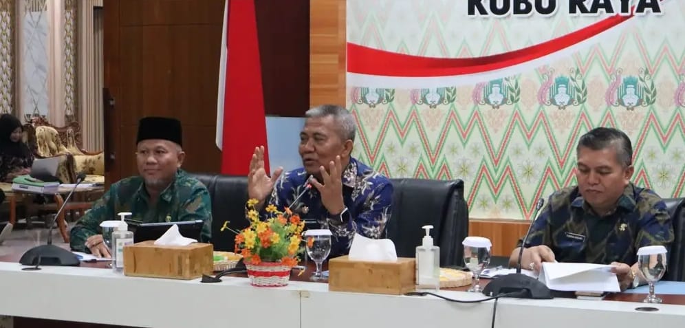 Pj Bupati Kubu Raya Sy Kamaruzaman saat memimpin rakor persiapan pelaksanaan MTQ X tahun 2024 tingkat kabupaten yang akan berlangsung di Kecamatan Kubu, Kamis (22/2). Foto: dian