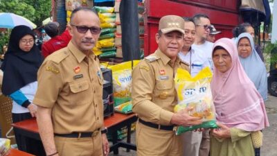 Pj Bupati Sanggau Suherman meninjau operasi pasar murah yang menjual sebanyak 1000 paket kepada masyarakat untuk kendalikan inflasi atas kenaikan harga beras dan gula, Selasa (27/2). Harga sembako yang dijual Rp90 ribu per paket. Foto: pek