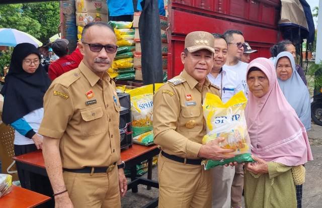 Pj Bupati Sanggau Suherman meninjau operasi pasar murah yang menjual sebanyak 1000 paket kepada masyarakat untuk kendalikan inflasi atas kenaikan harga beras dan gula, Selasa (27/2). Harga sembako yang dijual Rp90 ribu per paket. Foto: pek
