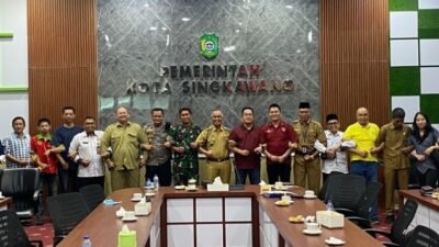 Pj Wali kota Singkawang Sumastro usai rapat persiapan penutupan rakornas pemasaran pariwsiata se-indonesia di Singkawang, Selasa (20/2). Di penutupan itu akan disiapkan mini event cap go meh