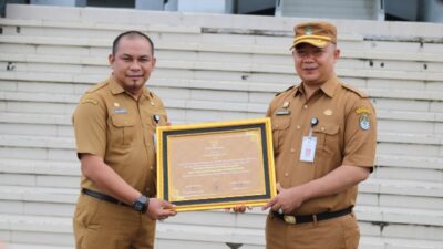 Sekda Ketapang Alexander Waluyo saat menerima penghargaan bagi birokrasi Ketapang yang meraih berbagai prestasi dari KemenPAN dan RB