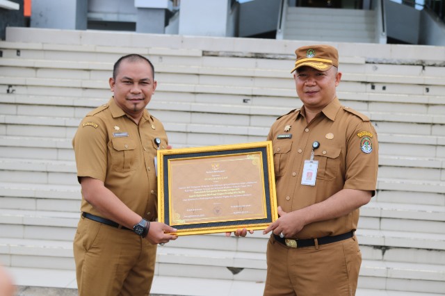 Sekda Ketapang Alexander Waluyo saat menerima penghargaan bagi birokrasi Ketapang yang meraih berbagai prestasi dari KemenPAN dan RB