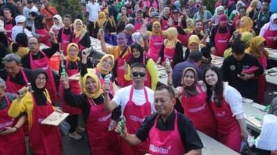 Sotong pangkong Pontianak berhasil memecahkan rekor MURI dengan jumlah peserta 570 orang yang memangkong sotong, Jumat (23/2). Foto: tmB