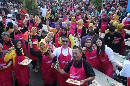 Sotong pangkong Pontianak berhasil memecahkan rekor MURI dengan jumlah peserta 570 orang yang memangkong sotong, Jumat (23/2). Foto: tmB