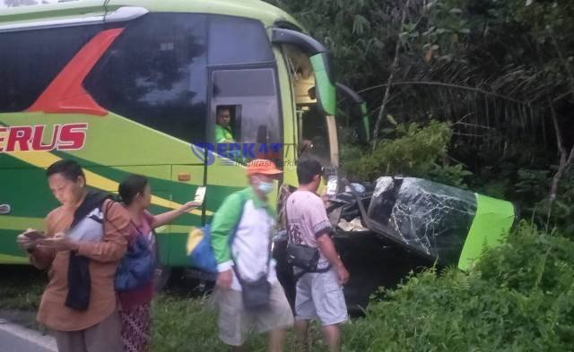 Tabrakan maut di kawasan tanjakan Benua/ Bukit Rebung Jalan Trans Kalimantan Kecamatan Tayan Hilir Kabupaten Sanggau kembali terjadi Jumat (2/2) pagi.