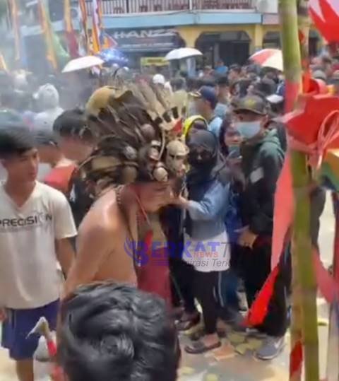 Tatung di Singkawang melakukan ritual cuci jalan di Vihara Tri Dharma Bumi Raya menyambut Cap Go Meh tanda berakhirnya Tahun Baru Imlek, Jumat (23/2). Foto: uck