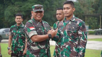 Komandan Kolakops Korem 121/ABW Brigjen TNI Luqman Arief, Jumat (2/2) menerima penyerahan kembalinya tiga personel Satgas Pamtas Yonarmed 10/ Brajamusti yang dilepas Polisi Diraja Malaysia (PDRM) Pasukan Gerakan Am (PGA). Foto: ist/tmB