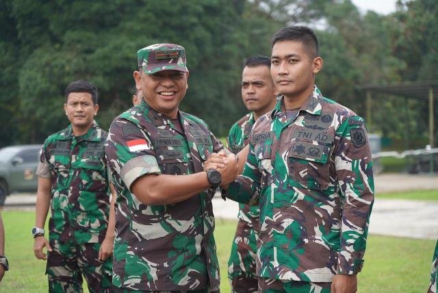 Komandan Kolakops Korem 121/ABW Brigjen TNI Luqman Arief, Jumat (2/2) menerima penyerahan kembalinya tiga personel Satgas Pamtas Yonarmed 10/ Brajamusti yang dilepas Polisi Diraja Malaysia (PDRM) Pasukan Gerakan Am (PGA). Foto: ist/tmB