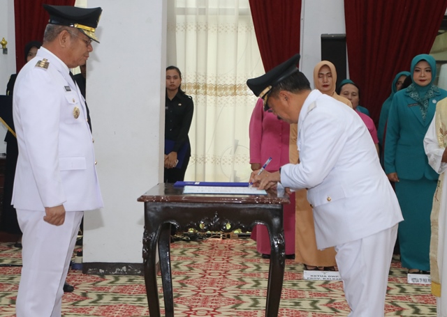 Yohanes Ontot akhirnya secara resmi menyandang status sebagai Bupati Sanggau setelah dilantik oleh Pj Gubernur Kalbar Harrison, Rabu (7/2) di Kantor Gubernur Kalbar. Foto: ist/tmB