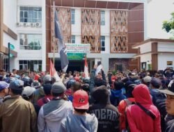 Massa Tuntut Kejari Pontianak Tangguhkan Penahanan Mulyanto