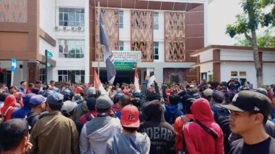 Ratusan massa menamakan dirinya Aliansi Buruh Sambas Bengkayang (ABSB) mendemo Kantor Kejari Pontianak, Jumat (15/3) menuntut penahanan rekan kerjanya Mulyanto. Foto: dian