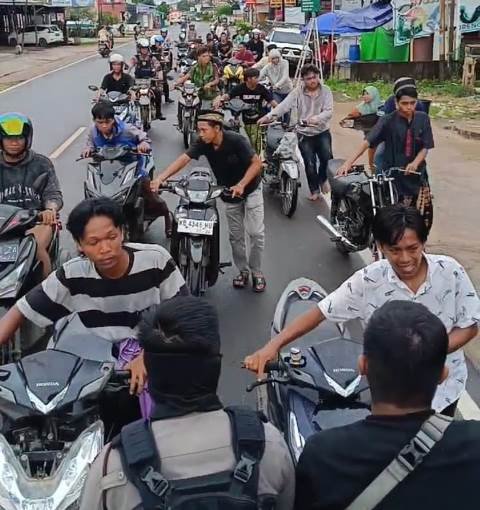 Hari pertama bulan puasa, puluhan remaja di Ketapang melakukan aksi balap liar di sepanjang jalan protokol Kota Ketapang, Selasa (12/3)