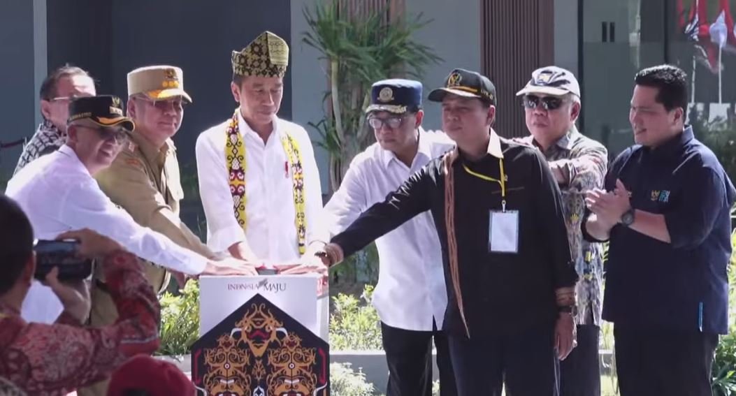 Presiden RI Joko Widodo telah meresmikan Bandara Singkawang di Kota Singkawang, Rabu (20/3). Jokowi apresiasi skema KPBU pembangunan Bandara Singkawang dan minta dijadikan percontohan untuk pembangunan di daerah lain di Indonesia. Foto: ist/tmB