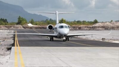 Pesawat kalibrasi Kemenhub yang telaj mendarat di Bandara Singkawang untuk uji coba. Sebelum diresmikan 18 Aprol 2024, Balai Pelaksanaan Jalan Nasional Kalbar telah menjamin akses jalan masuk sudah selesai di awal April