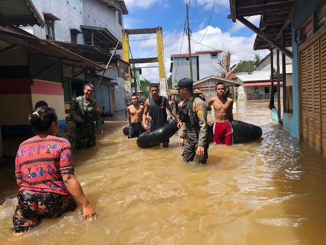 Ribuan rumah di Kecamatan Sandai Kabupaten Ketapang terendam banjir akibat dari curah hujan yang tinggi. Banjir melanda sejumlah desa di Kecamatan Sandai.