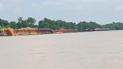 Pengangkutan bauksit yang menggunakan tongkang dari Kalbar melewati jalur Sui Kapuas. Bahan tambang ini menjadi salah satu faktor penyebab pertumbuhan ekonomi Kalbar dibawah nasional
