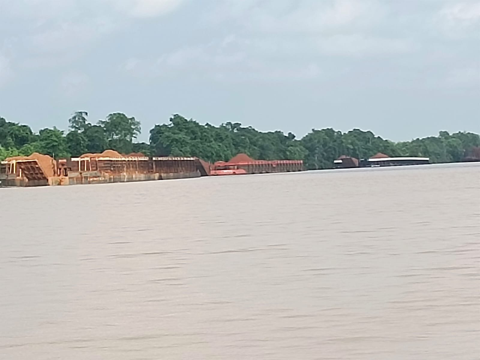 Pengangkutan bauksit yang menggunakan tongkang dari Kalbar melewati jalur Sui Kapuas. Bahan tambang ini menjadi salah satu faktor penyebab pertumbuhan ekonomi Kalbar dibawah nasional