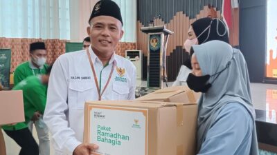 Ketua BAZNAS Kubu Raya Hasan Subhi menyerahkan simbolis paket zakat kepada petugas cleaning service di Pemkab Kubu Raya pada Senin (18/3). BAZNAS Kubu Raya menargetkan pengumpulan dana umat Rp1 miliar di tahun 2024