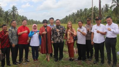 Cina berinvestasi pertanian di Kalbar. Pj Sekda Kalbar Bari bersama Ketua Perusahaan Danong, Madam Wang Zhihua saat launching Proyek Ketahanan Pangan di Mempawah, Selasa (12/3). Foto: tmB