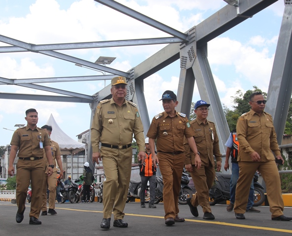 Pj Gubernur Kalbar Harrison didampingi Pj Wali kota Pontianak saat meninjau duplikat jembatan Kapuas I, Senin (18/3) yang rencananya akan diresmikan Presiden Joko Widodo