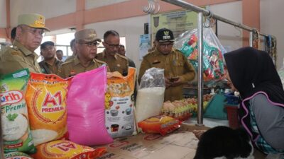 Pj Gubernur Kalbar Harrison didampingi Pj Bupati Sanggau Suherman saat memantau harga bahan pokok di pasar Sanggau, Senin (e4/3) yang dikeluhkan pedagang lantaran harga melonjak tinggi